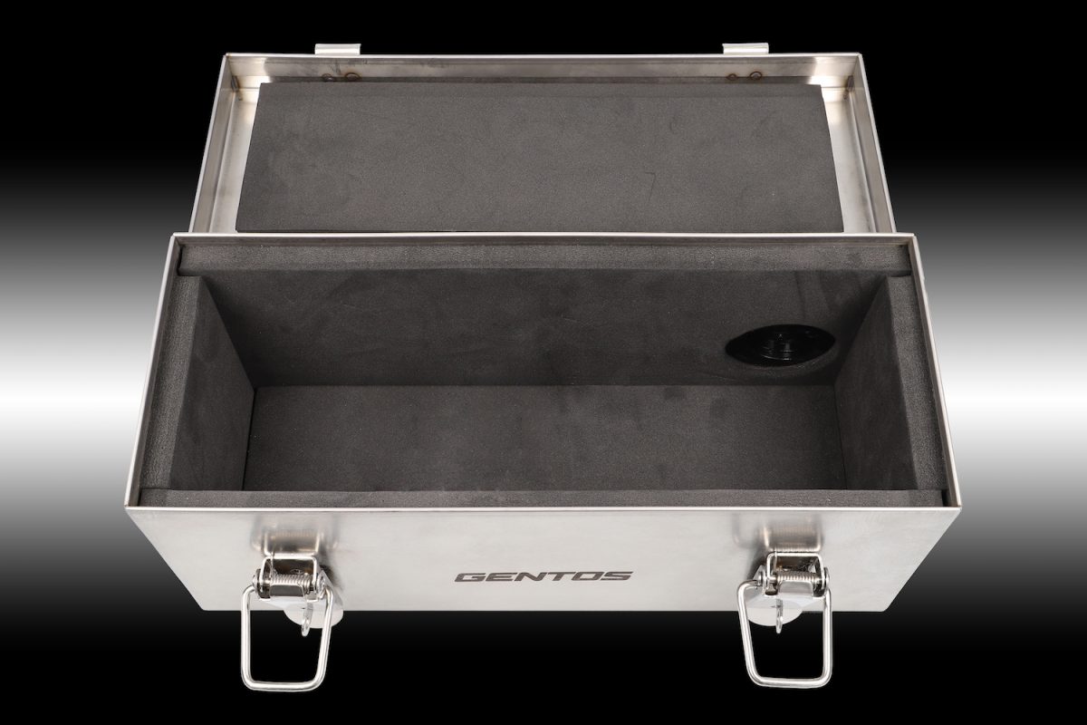 外側の素材には熱や衝撃に強い高強度のステンレス、内側には熱に強く燃えにくいEVAフォームを採用している