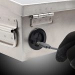 ケースに入れたまま充電をすることが可能なグロメット（ケーブルホール）