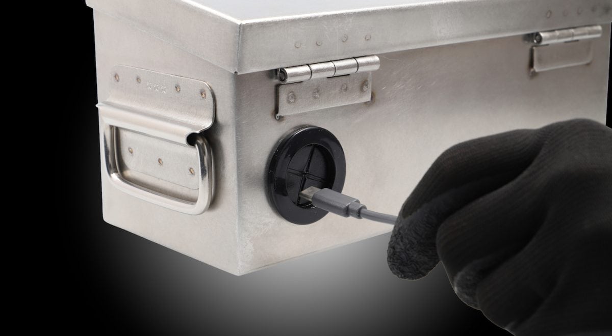 ケースに入れたまま充電をすることが可能なグロメット（ケーブルホール）