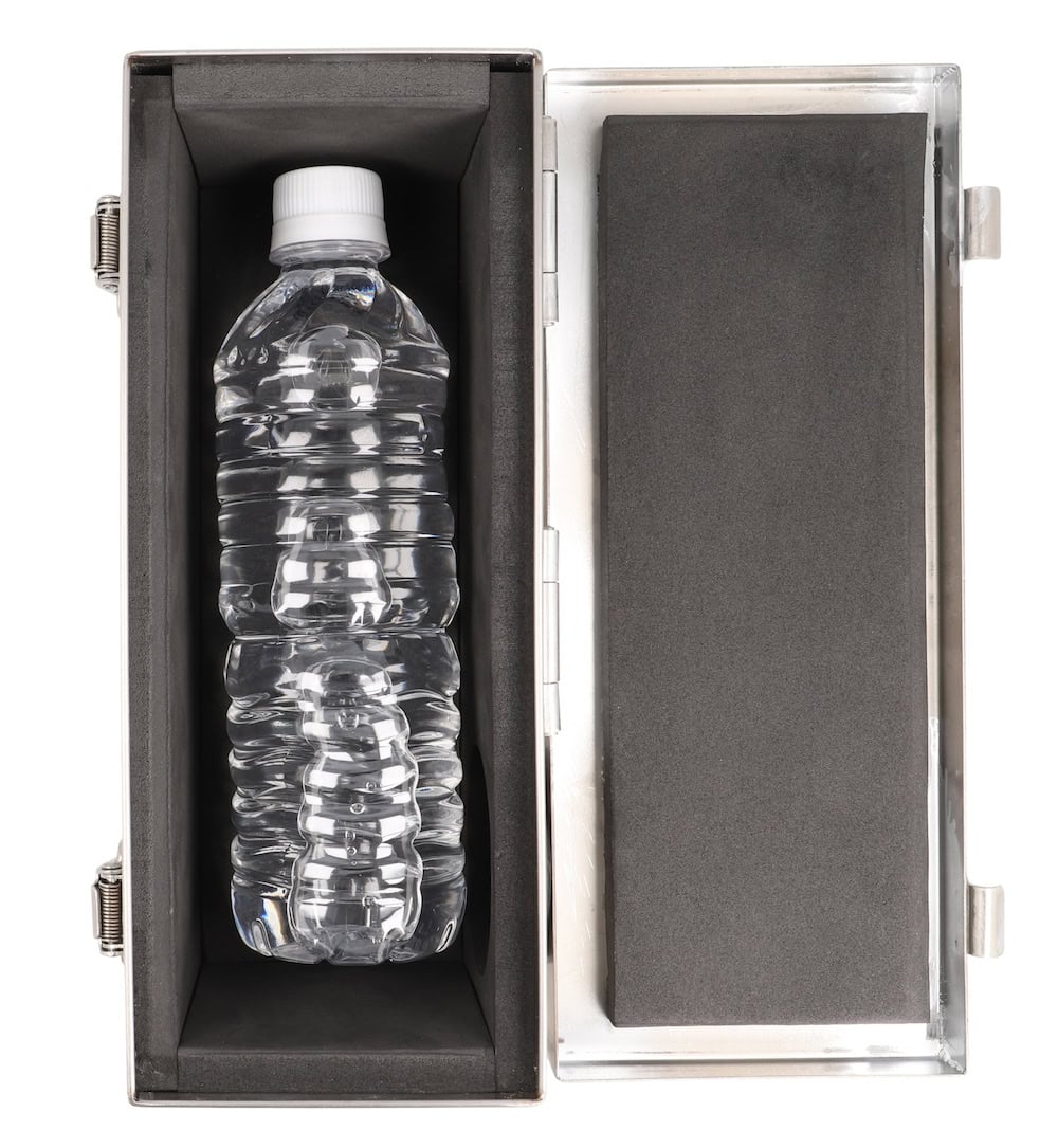 内側は幅228×高さ80×奥行77(mm)で、500mペットボトルを入れても少し余裕のあるサイズ感