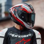 このヘルメットは、世界中のレーサーやライダーのために、先進的かつで高い保護性能を持ち、パフォーマンスを向上させることを目標として作り上げられた