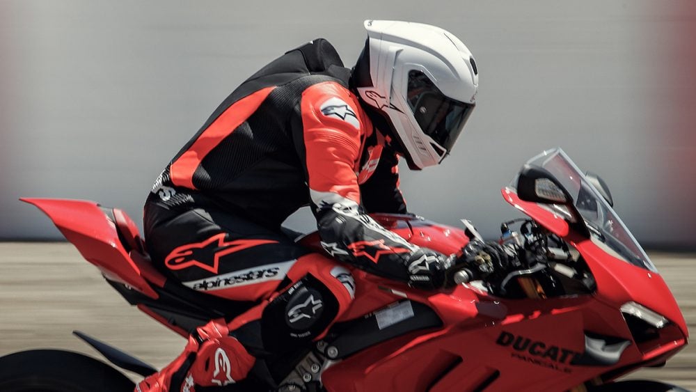 空力性能にこだわり、風洞実験室でのテストを重ね、抗力低減と最適な空力安定性の実現に注力