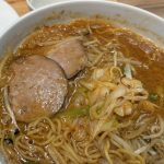 元から大量のシャキシャキ野菜がトッピングされているラーメン……ここに唐揚げにある長ねぎを、ドドンと追いでトッピングしてしまうのもアリ