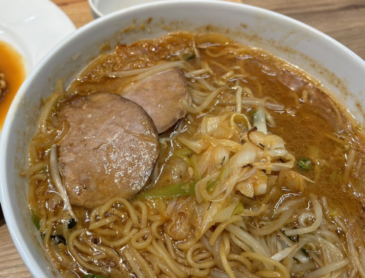 元から大量のシャキシャキ野菜がトッピングされているラーメン……ここに唐揚げにある長ねぎを、ドドンと追いでトッピングしてしまうのもアリ