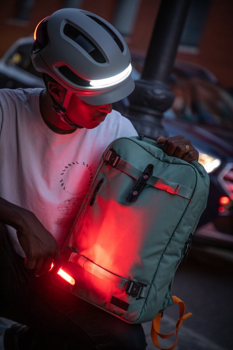 LEDライトでライダーの安全をサポート