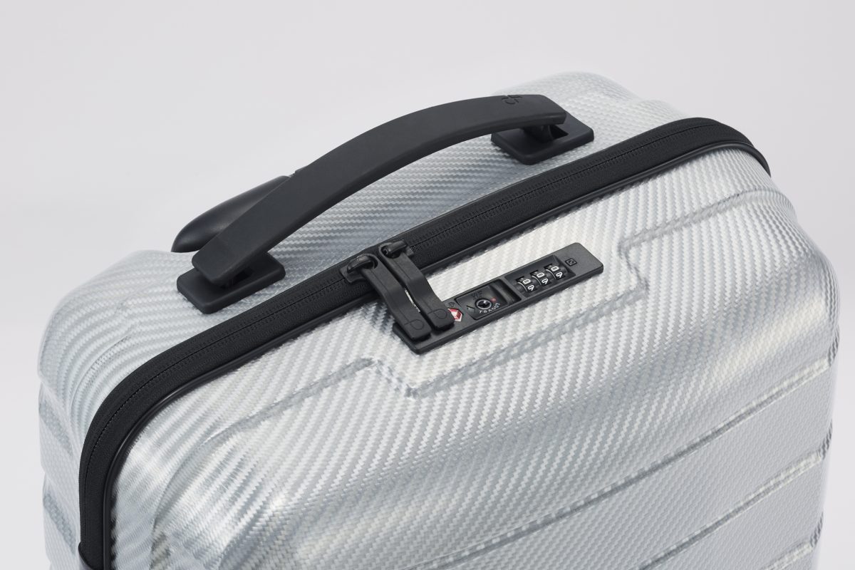 水より軽い素材】プロテカの傑作スーツケース「エアロフレックス」に新