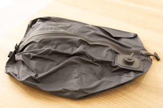 【旅行の荷物が勝手に半分に!?】面倒なパッキングがワンプッシュで完了。「ポンプ内蔵の電動圧縮バッグ」が革命的すぎた