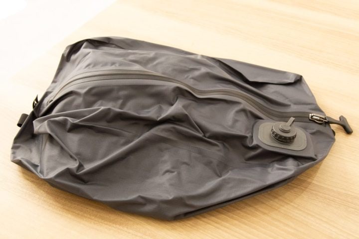 【旅行の荷物が勝手に半分に!?】面倒なパッキングがワンプッシュで完了。「ポンプ内蔵の電動圧縮バッグ」が革命的すぎた