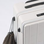 預け入れサイズのスーツケース側面に、土産袋などを掛けられるサイドフックを装備