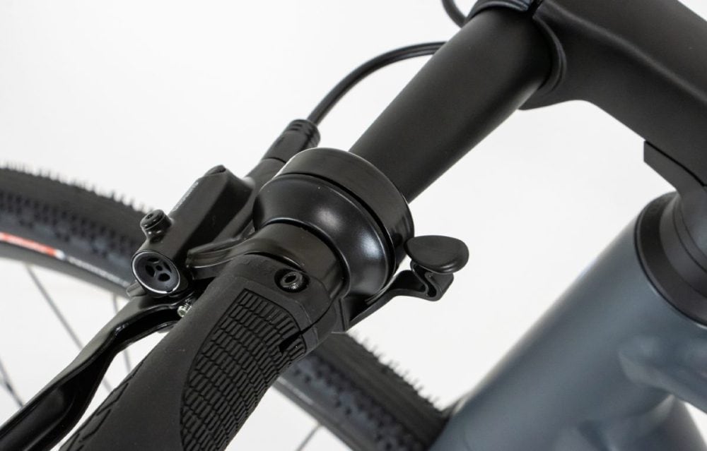 ベルもシンプルなデザインに溶け込むスタイルに