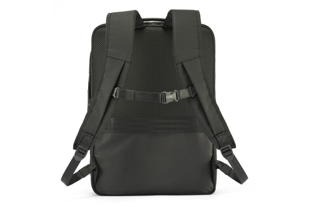 る「可動式チェストベルト」を、位置調節部が見えないすっきりとしたデザインに変更