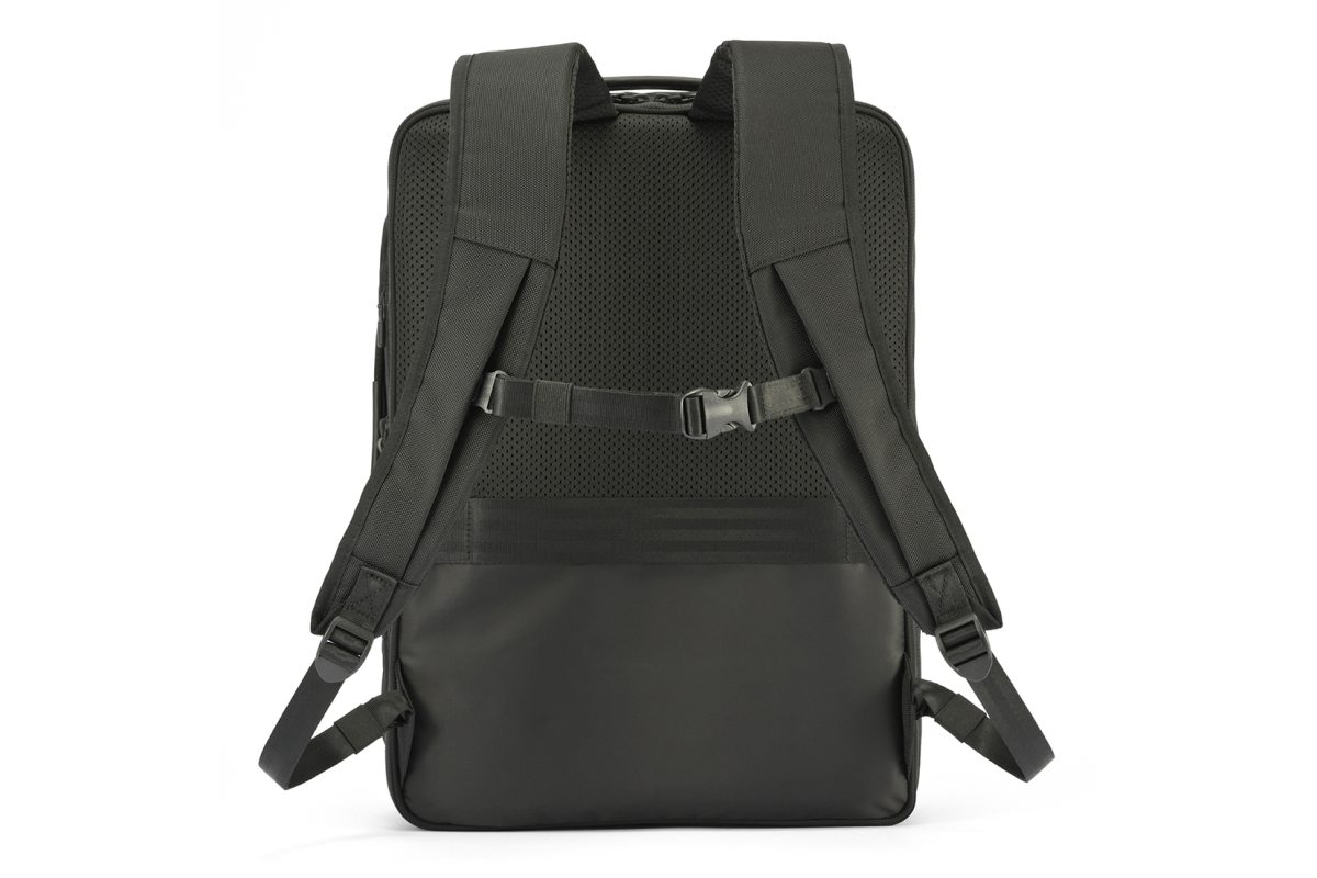 る「可動式チェストベルト」を、位置調節部が見えないすっきりとしたデザインに変更