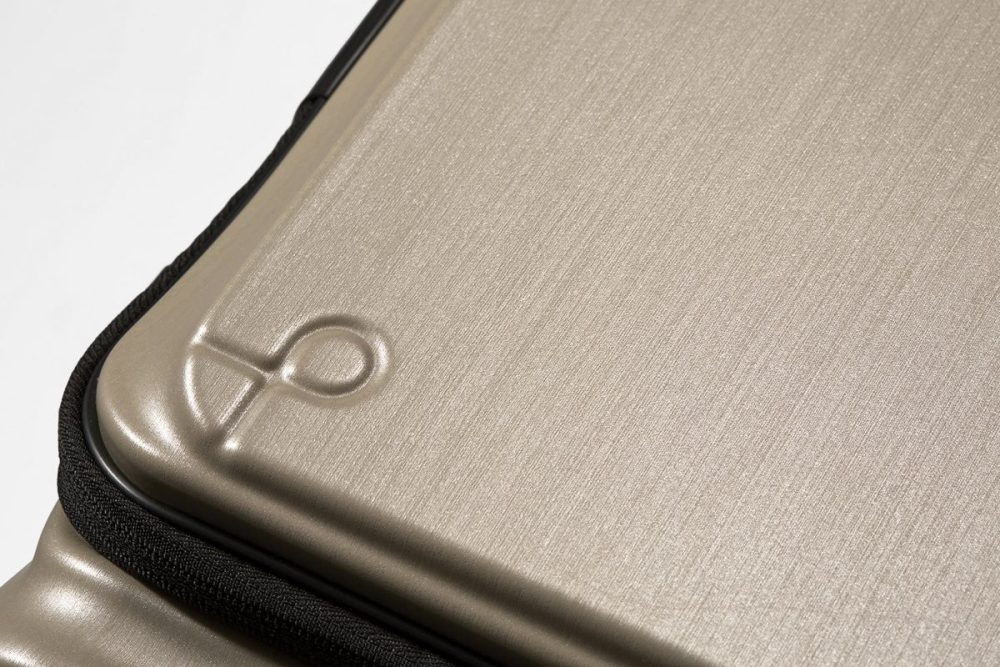 華やかで上品な印象を与える新色ゴールドヘアラインを追加