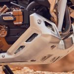 オフロード走行においてエンジン下部を守ってくれるスキッドプレート