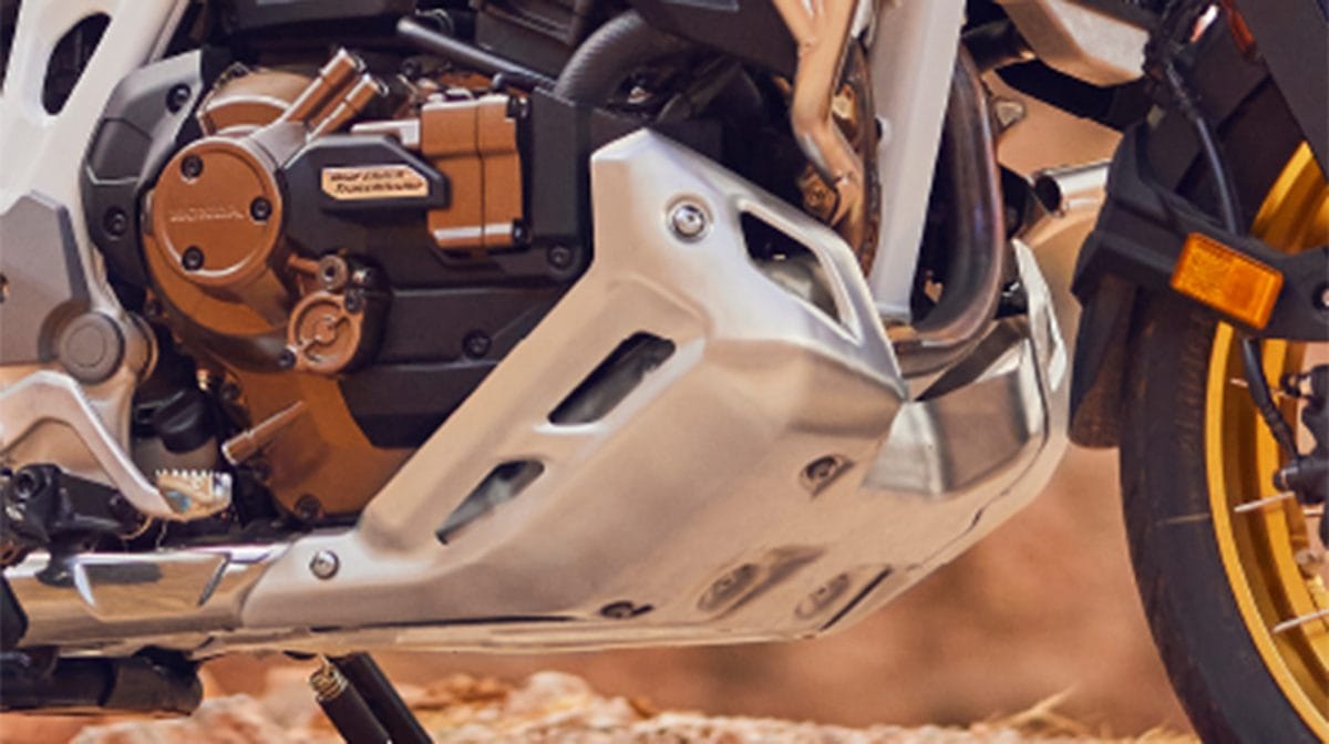 オフロード走行においてエンジン下部を守ってくれるスキッドプレート