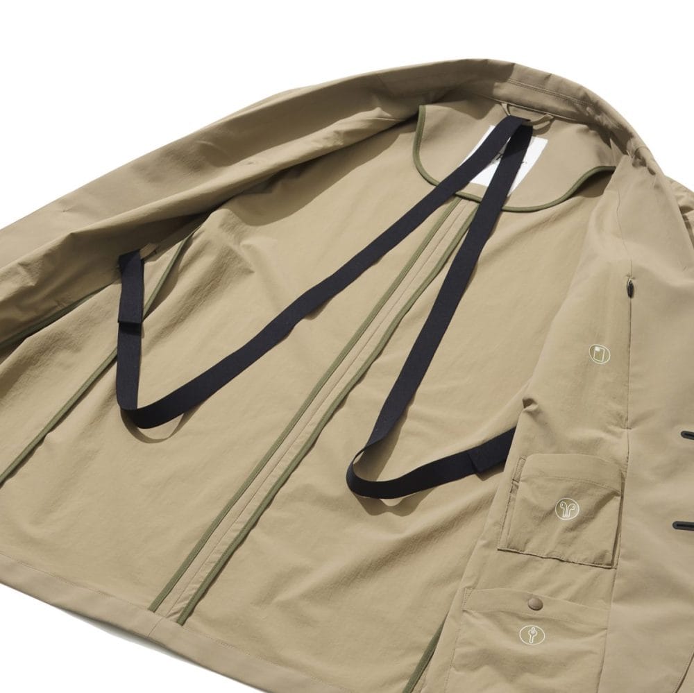 脱いだジャケットで手を塞がれたくないとの想いから、登山用アウターを参考に“背負える構造”を採用