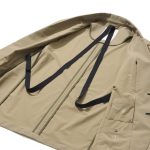 脱いだジャケットで手を塞がれたくないとの想いから、登山用アウターを参考に“背負える構造”を採用