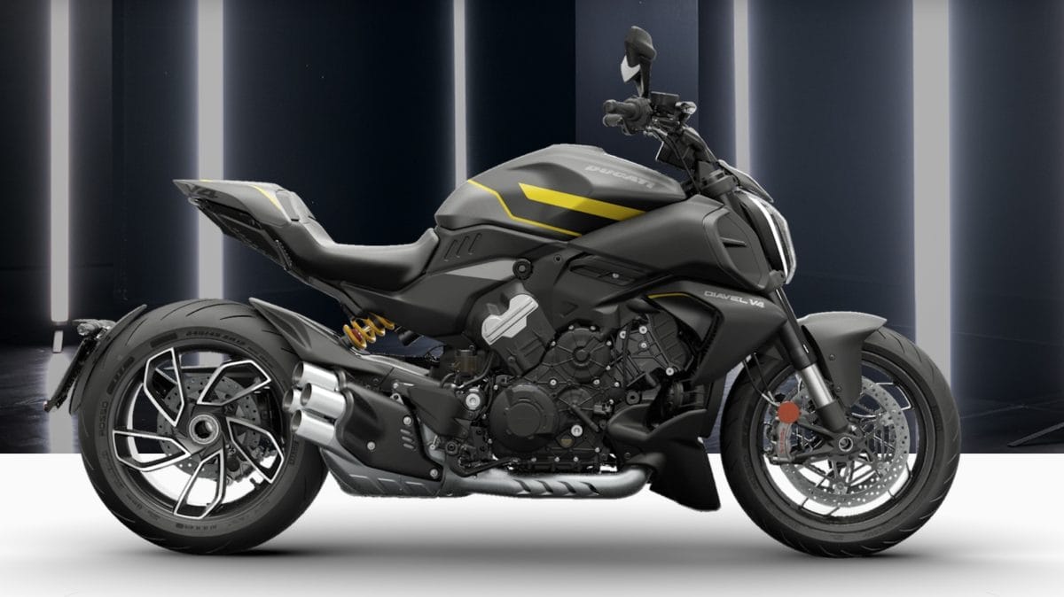 精悍な印象のブラックロードスターカラー