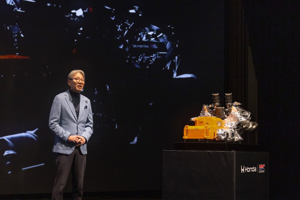 「ニューパートナーシップ始動発表会」で新パワーユニットを発表するホンダの三部敏宏社長