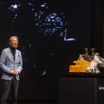 「ニューパートナーシップ始動発表会」で新パワーユニットを発表するホンダの三部敏宏社長