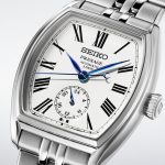 分針と秒針の先端をダイヤル側に曲げることで目盛との距離を近づけるなど、時刻の読みやすさも追求