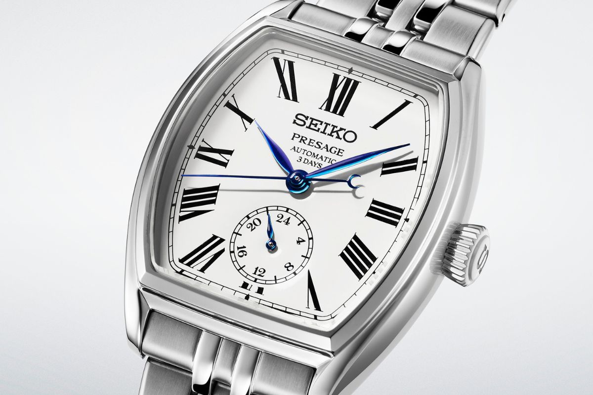 分針と秒針の先端をダイヤル側に曲げることで目盛との距離を近づけるなど、時刻の読みやすさも追求