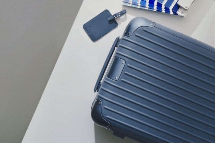 【50万円超え】リモワの“総レザー”スーツケースが美しすぎる!新色「パウダーブルー」は傑作の予感