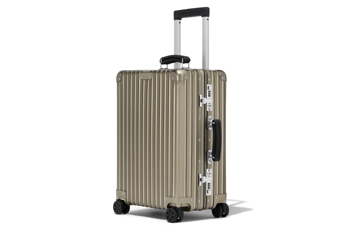 リモワ「クラシック キャビン チタニウム」¥242,300/H55×W40×D23㎝