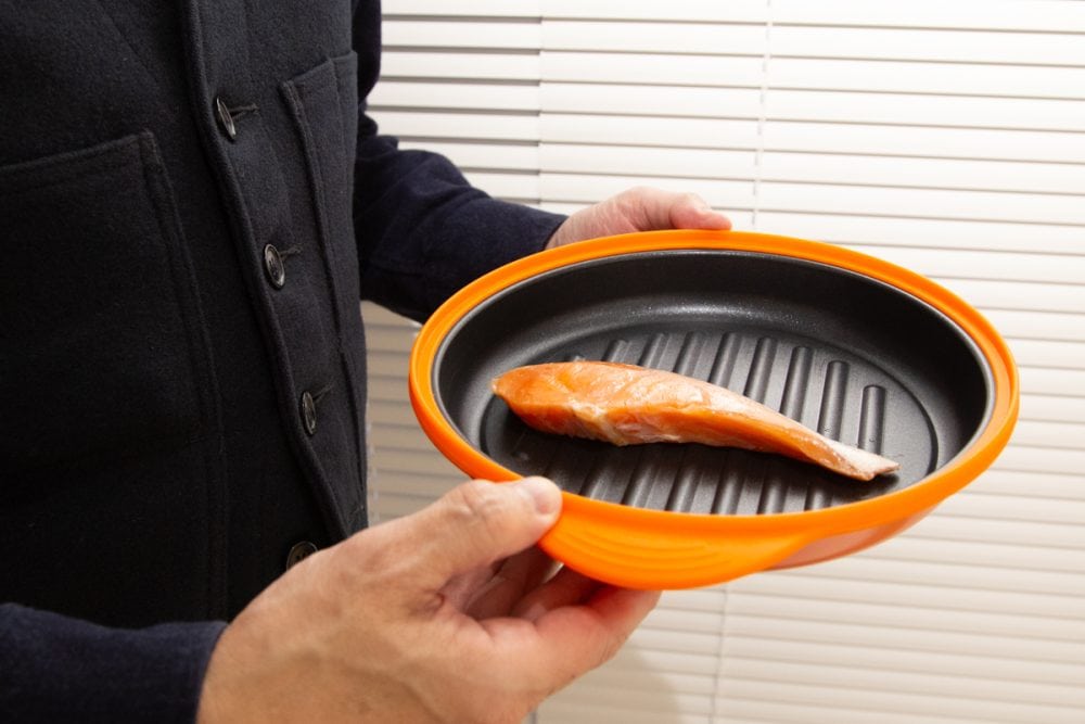 「レンジマジック」は「特殊テフロンコーティング」と「凸凹形状使用の鉄板」、「セラミック入りシリコン」の3層構造