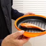 「レンジマジック」は「特殊テフロンコーティング」と「凸凹形状使用の鉄板」、「セラミック入りシリコン」の3層構造