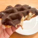 ワッフルの生地にはシュガーの粒がところどころに混ざっていて、シャリシャリっとした食感も楽しくておいしさアップ！