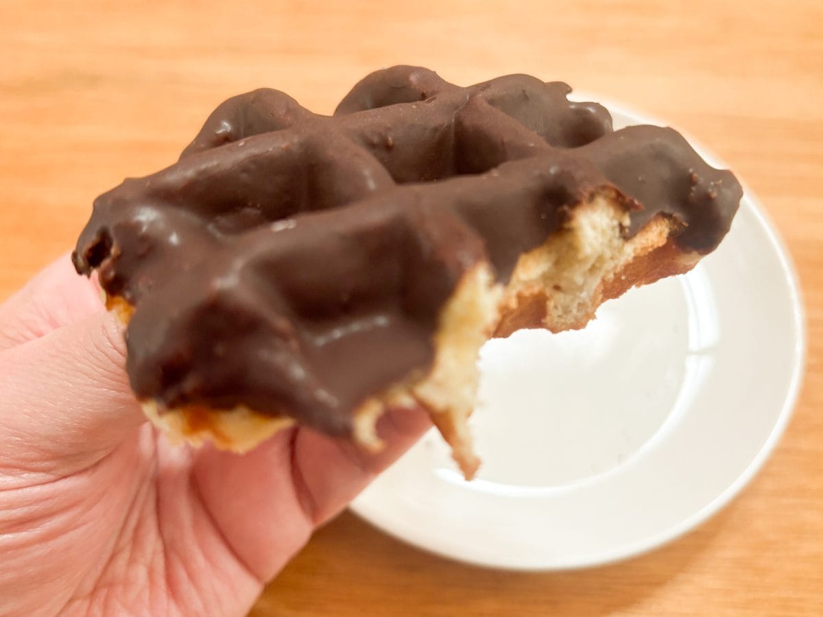 ワッフルの生地にはシュガーの粒がところどころに混ざっていて、シャリシャリっとした食感も楽しくておいしさアップ!