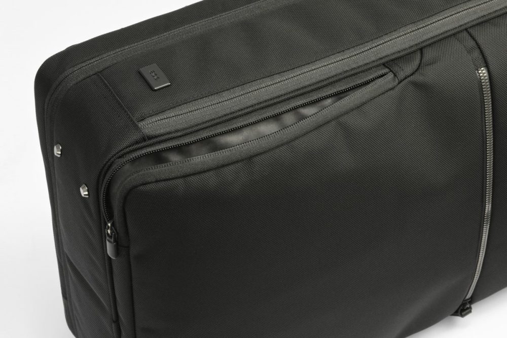 前持ち時に小物を取り出しやすい「クイックラウンドポケット」