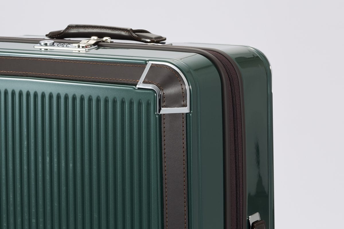 クロムメッキの金属パーツやリアルレザーのハンドルをあしらったラグジュアリーなデザイン