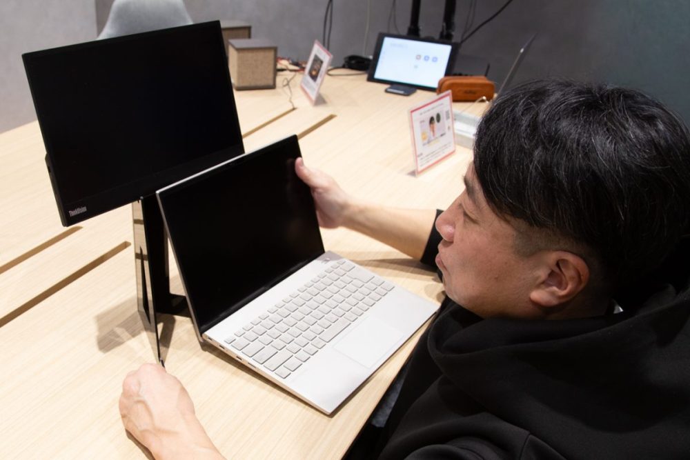 縦型デュアルディスプレイが生産性を変える! 省スペースでも快適作業が生み出す仕事の効率化を実現する「WING BINDER」の第三弾を試してみた!