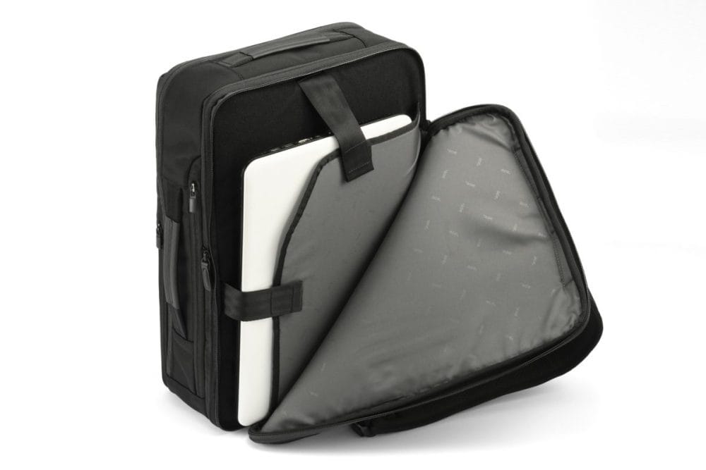 2方向から取り出せる「PC 収納部」