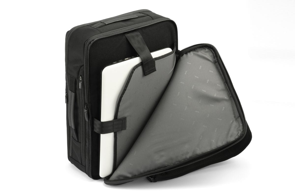 2方向から取り出せる「PC 収納部」