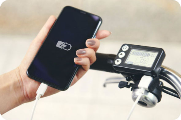 液晶スイッチパネルにはUSB充電ポートも付属