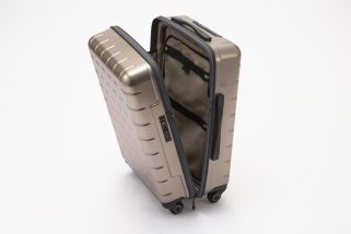 【狭いホテルでも全開しなくてOK!?】360°どこからでも開く！プロテカの「最強スーツケース」に限定メタリックが登場