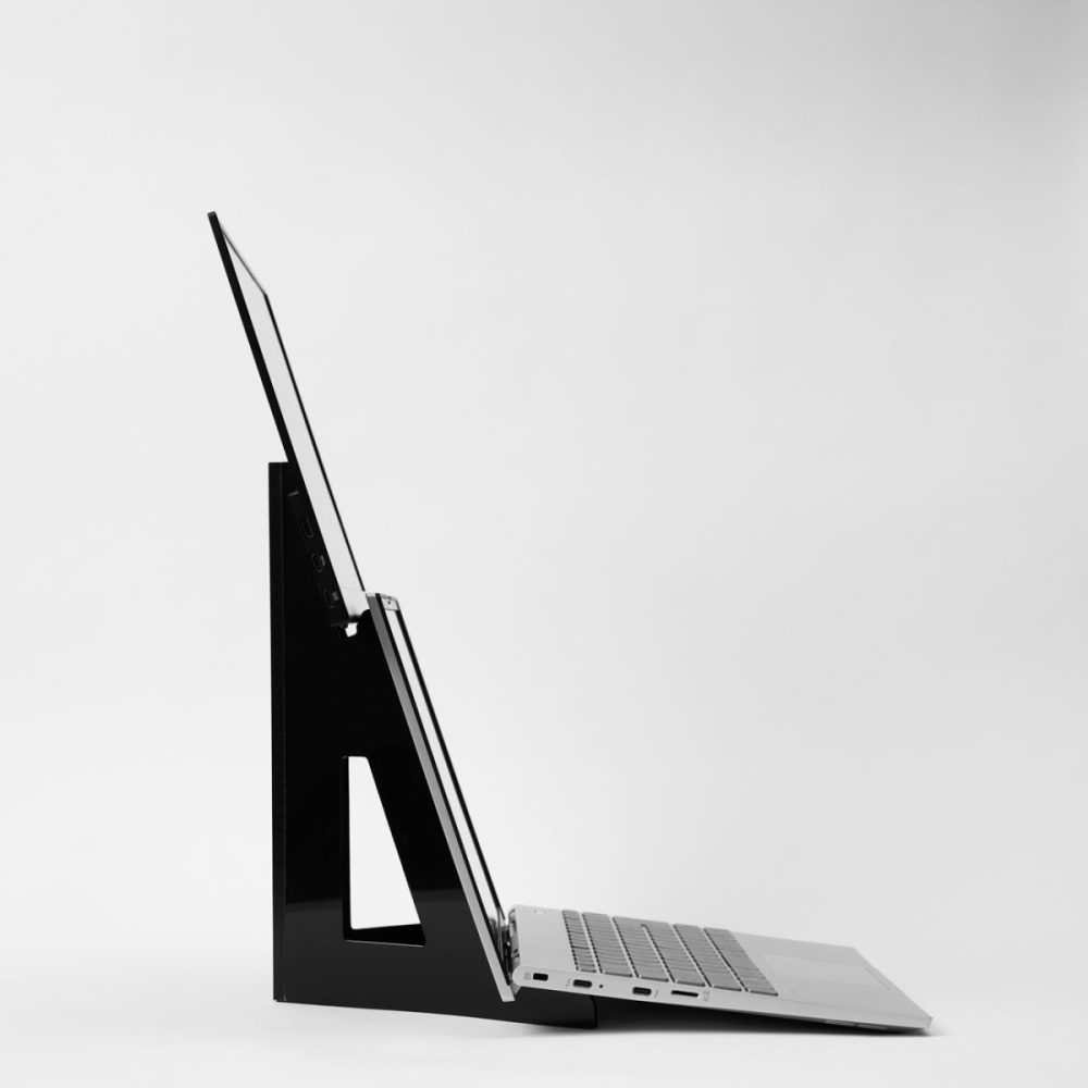 「ノートPCとモバイルモニターを縦に並べて作業したい」というハイブリッドワーカーのリアルな声から誕生した「WING BINDER」