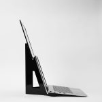 「ノートPCとモバイルモニターを縦に並べて作業したい」というハイブリッドワーカーのリアルな声から誕生した「WING BINDER」