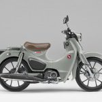 「パールスモーキーグレー」は、ブラウンのシート表皮とグレーの車体色を組み合わせた落ち着いた印象のカラーリング