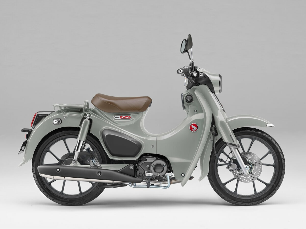 一番豪華なカブが新色で登場】初代「C100」の魂を継ぐ最新モデル 