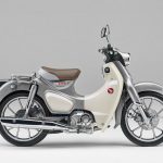 「プレミアムシルバーメタリック」はツートーンのシート表皮と上品なシルバーの車体色を組み合わせる