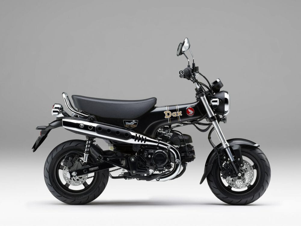 継続色の「パールシャイニングブラック」は、フロントフェンダーなどの配色を変更