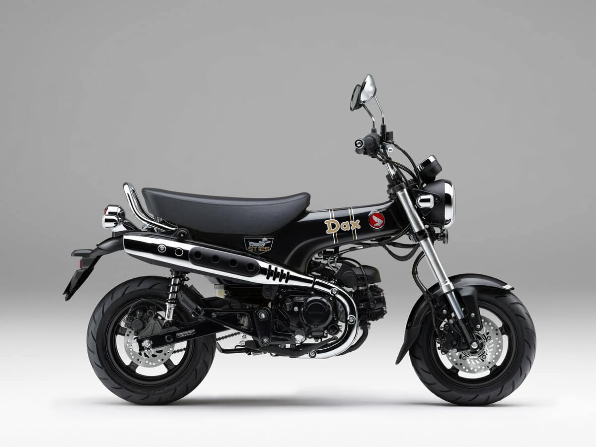 継続色の「パールシャイニングブラック」は、フロントフェンダーなどの配色を変更