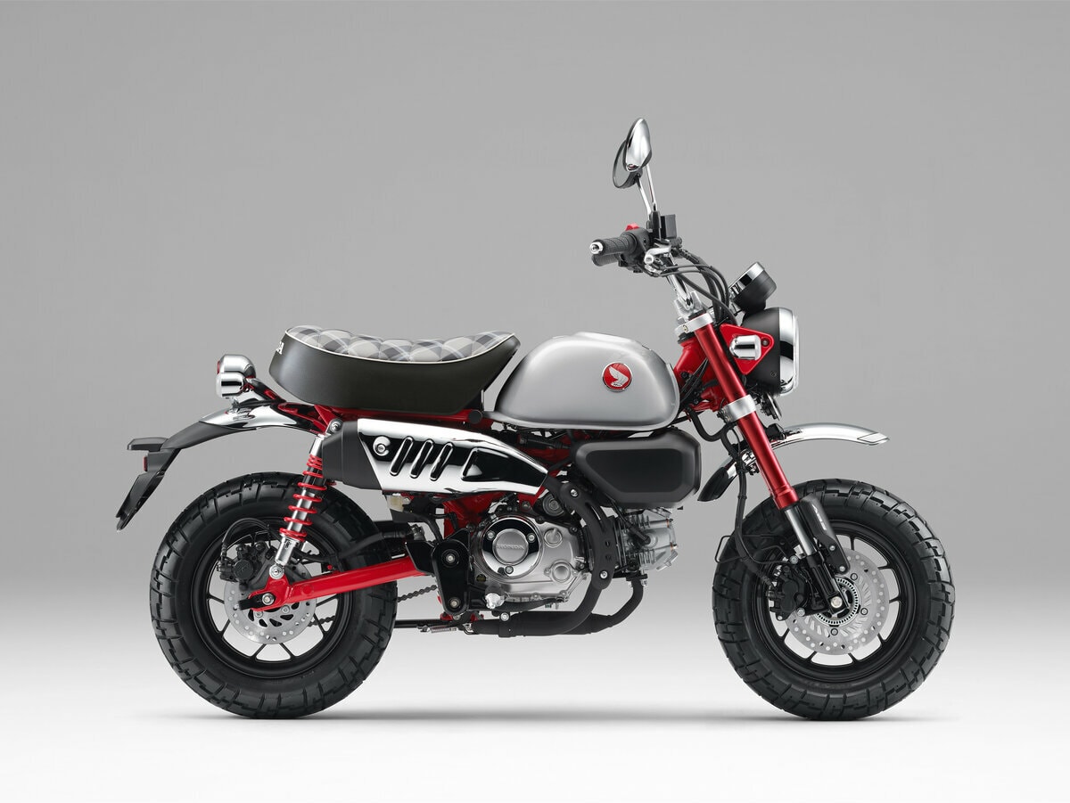 従来色の「ミレニアムレッド2」は燃料タンクの配色を変更