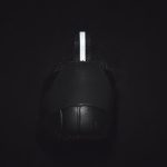 かかとにあるプルストラップには反射材を搭載