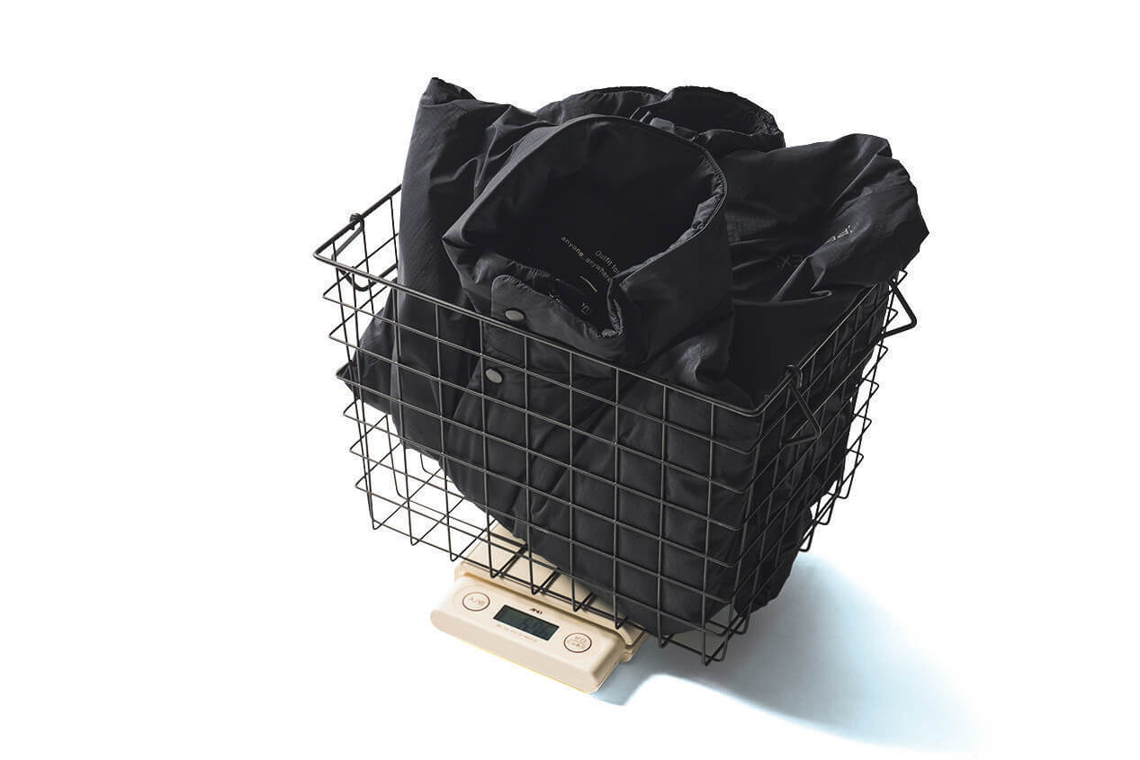 ハードカバー本より軽い約577g！