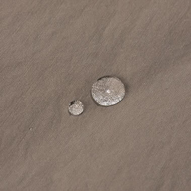 撥水性も備えたストレッチ生地